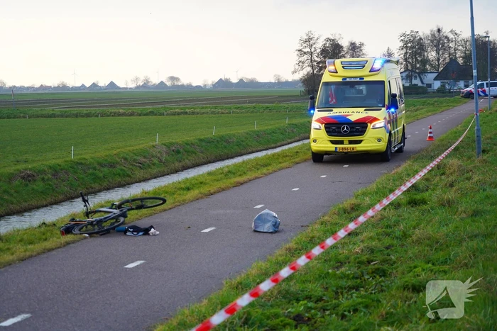 Passanten ontdekken fietser in het water