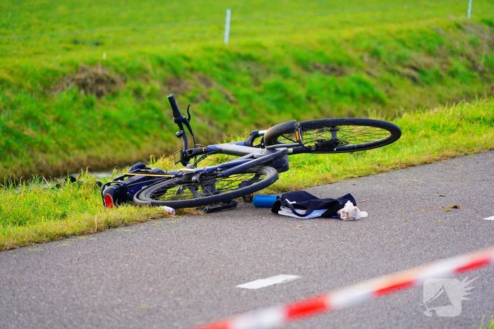 Passanten ontdekken fietser in het water