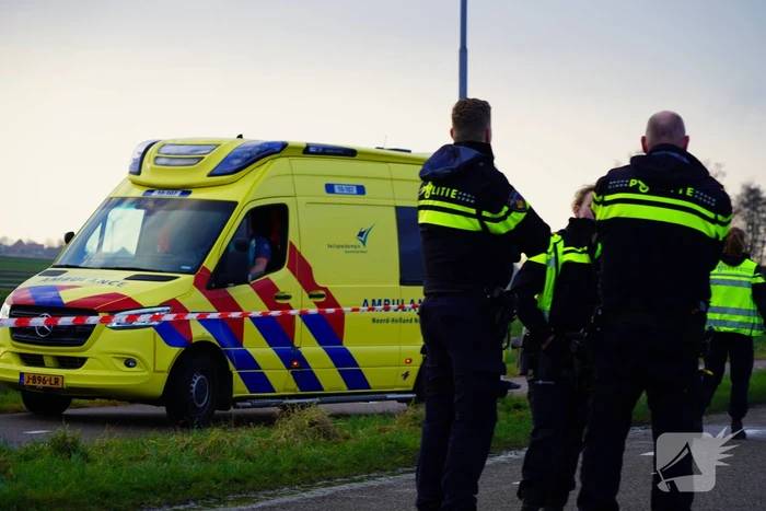 Passanten ontdekken fietser in het water