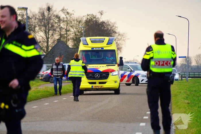 Passanten ontdekken fietser in het water