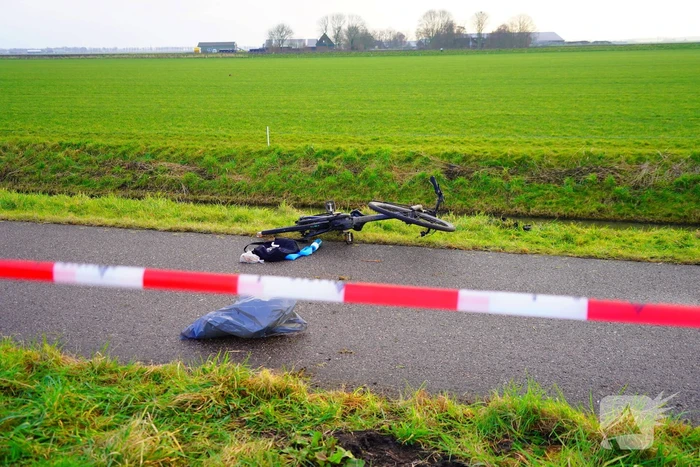 Passanten ontdekken fietser in het water