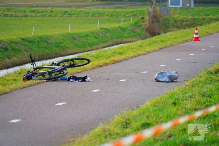 Passanten ontdekken fietser in het water