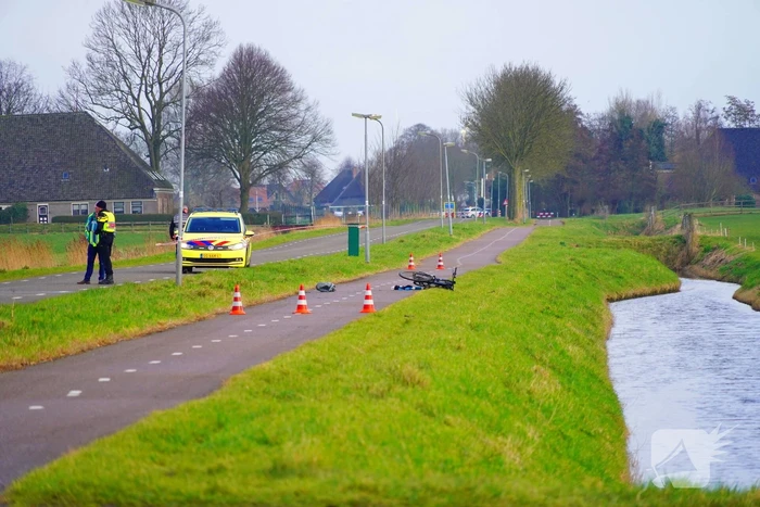 Passanten ontdekken fietser in het water