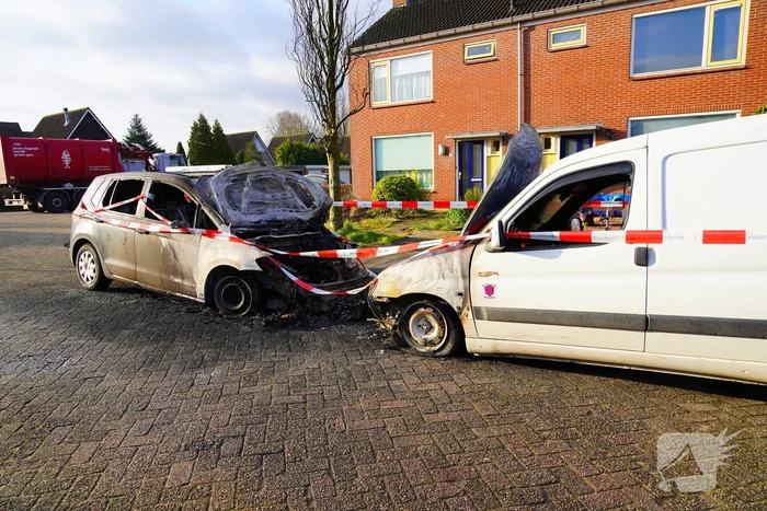 Politie start onderzoek naar autobrand