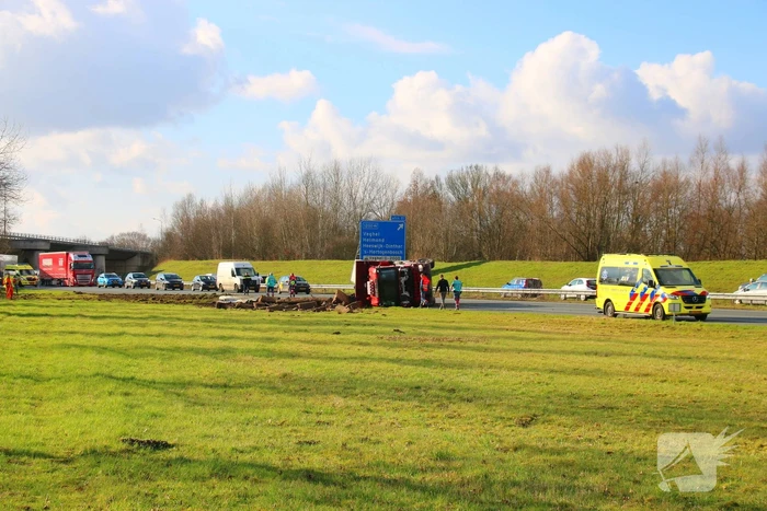 Vrachtwagen op zijn kant na ongeluk