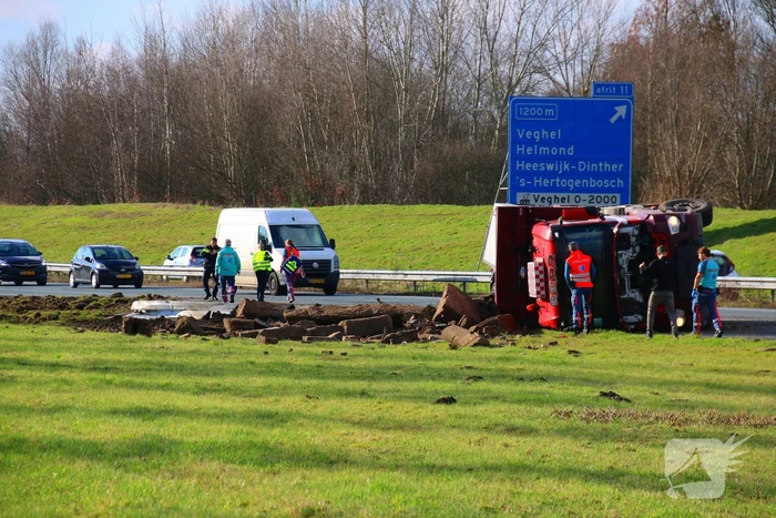 Vrachtwagen op zijn kant na ongeluk