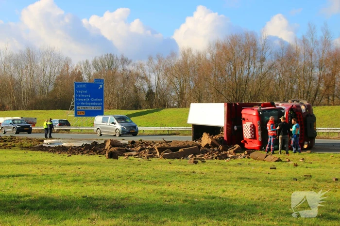 Vrachtwagen op zijn kant na ongeluk