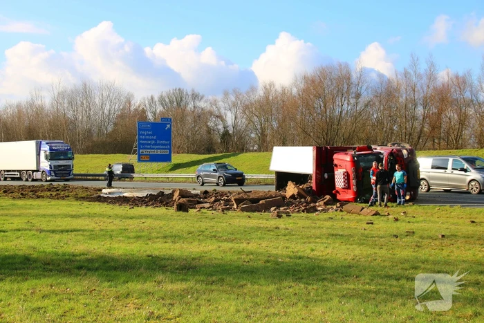 Vrachtwagen op zijn kant na ongeluk