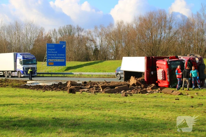Vrachtwagen op zijn kant na ongeluk