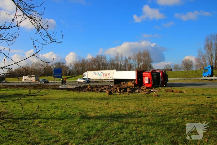 Vrachtwagen op zijn kant na ongeluk