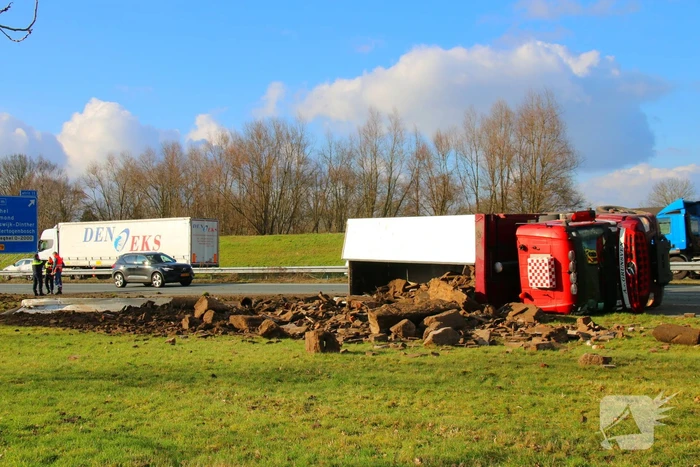 Vrachtwagen op zijn kant na ongeluk