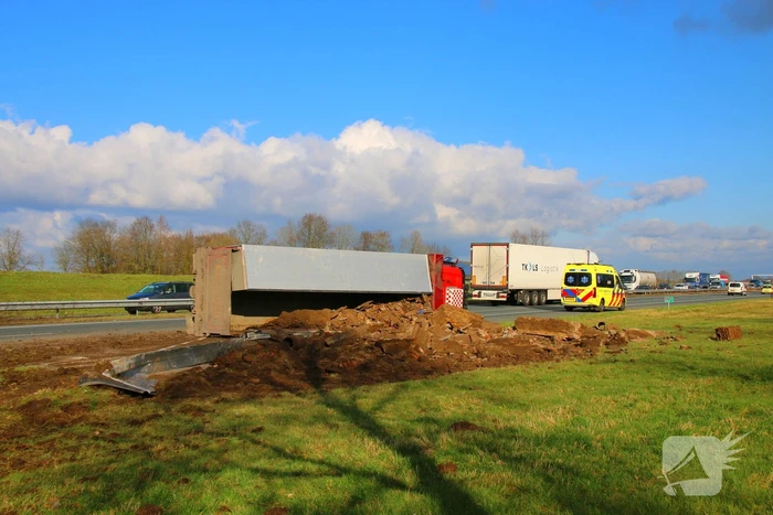 Vrachtwagen op zijn kant na ongeluk