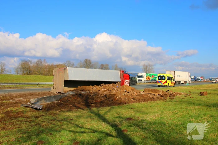 Vrachtwagen op zijn kant na ongeluk