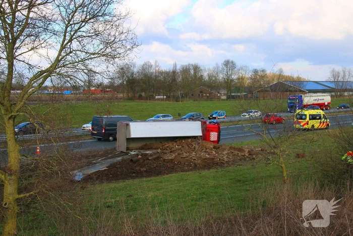 Vrachtwagen op zijn kant na ongeluk