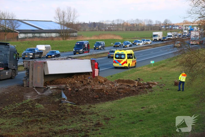 Vrachtwagen op zijn kant na ongeluk