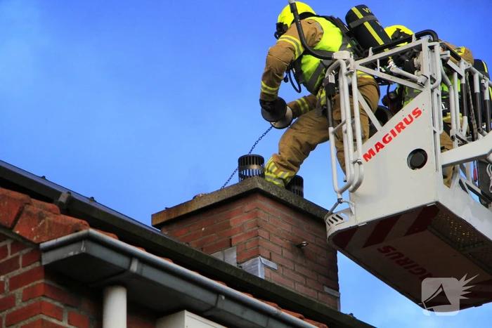 Schoorsteenbrand snel onder controle