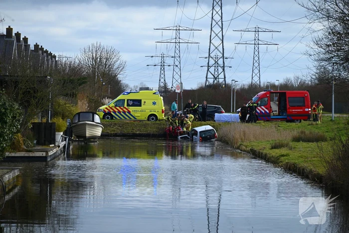 Brandweer haalt persoon uit te water geraakte auto