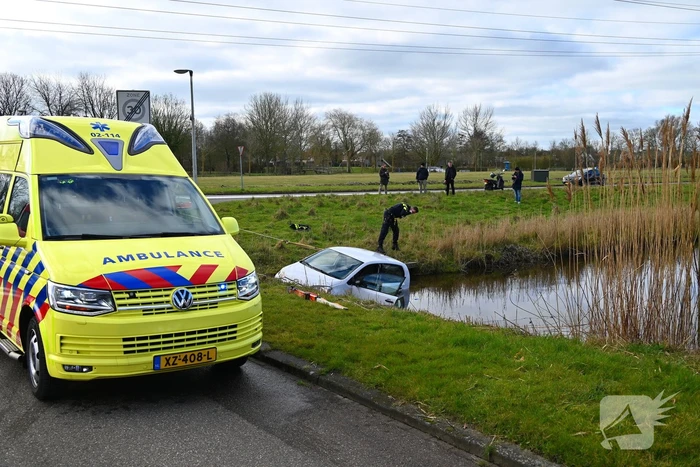 Brandweer haalt persoon uit te water geraakte auto