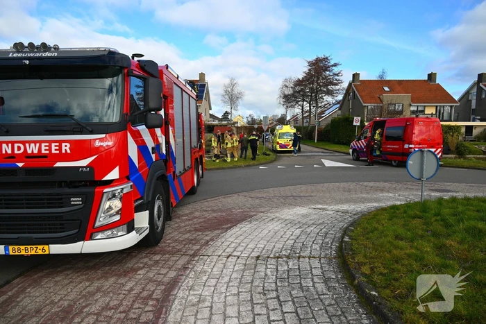 Brandweer haalt persoon uit te water geraakte auto