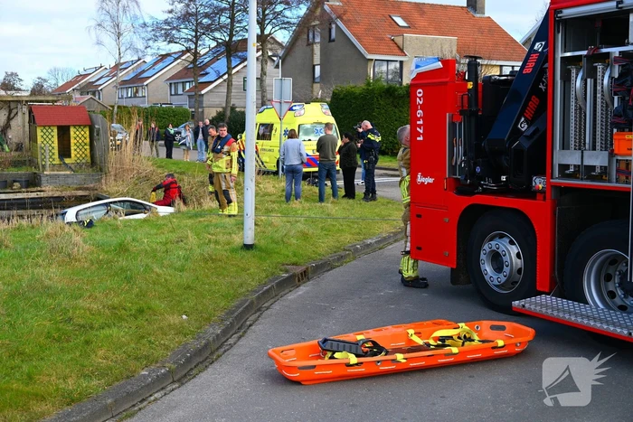 Brandweer haalt persoon uit te water geraakte auto