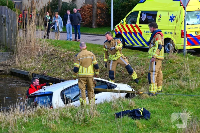 Brandweer haalt persoon uit te water geraakte auto