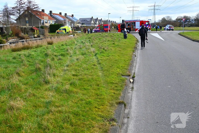 Brandweer haalt persoon uit te water geraakte auto