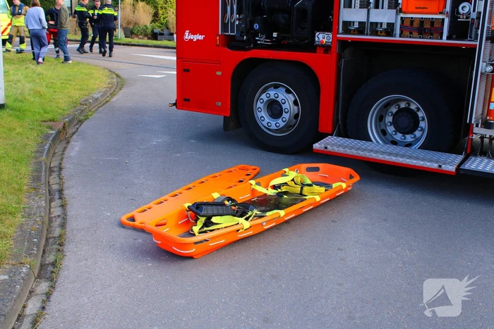 Brandweer haalt persoon uit te water geraakte auto