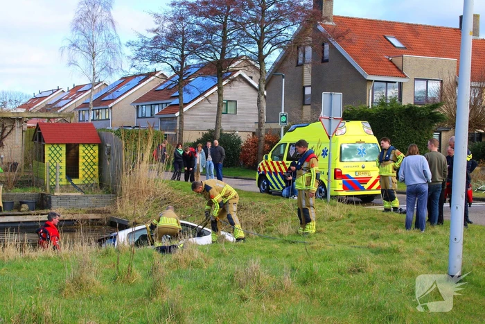 Brandweer haalt persoon uit te water geraakte auto