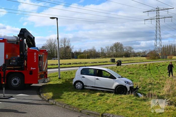 Brandweer haalt persoon uit te water geraakte auto