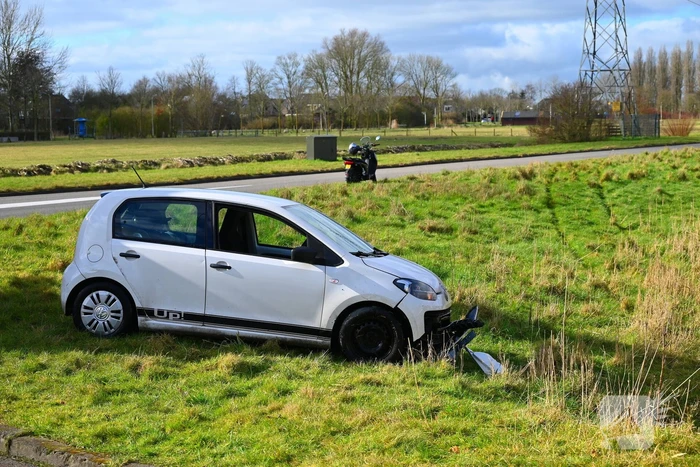 Brandweer haalt persoon uit te water geraakte auto