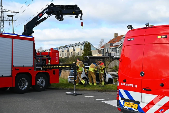 Brandweer haalt persoon uit te water geraakte auto