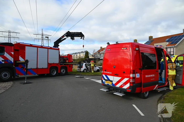 Brandweer haalt persoon uit te water geraakte auto