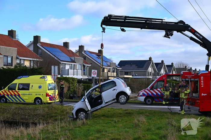Brandweer haalt persoon uit te water geraakte auto