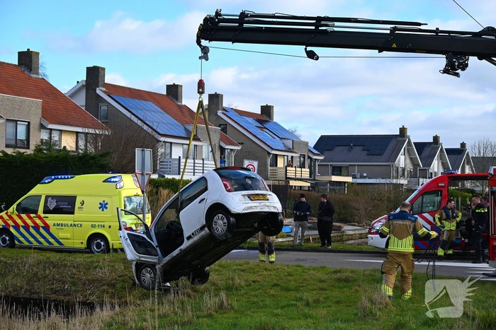 Brandweer haalt persoon uit te water geraakte auto