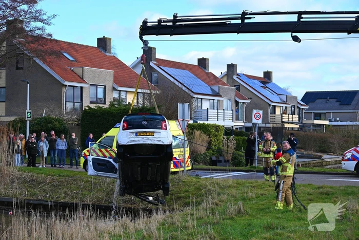 Brandweer haalt persoon uit te water geraakte auto