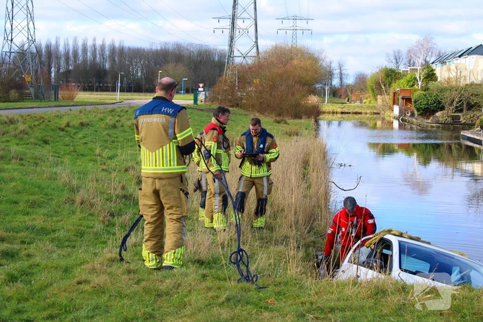Brandweer haalt persoon uit te water geraakte auto