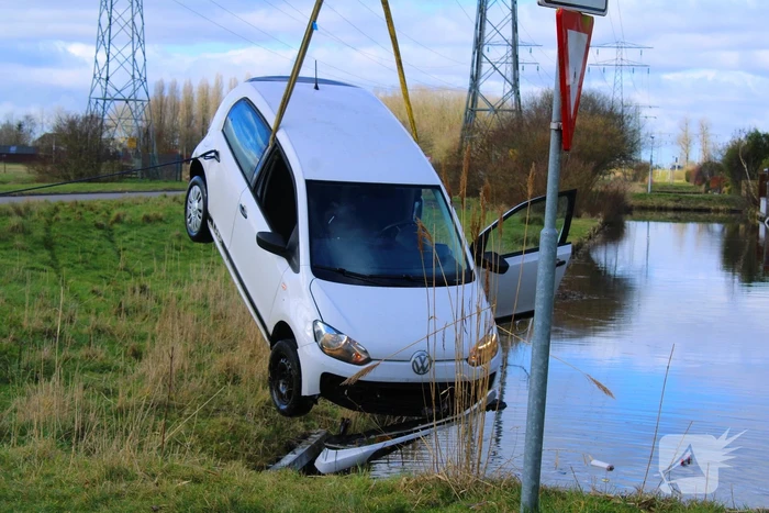 Brandweer haalt persoon uit te water geraakte auto