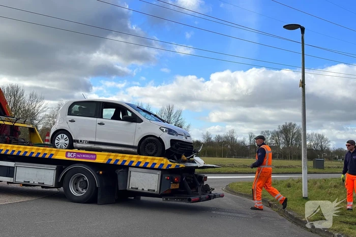 Brandweer haalt persoon uit te water geraakte auto