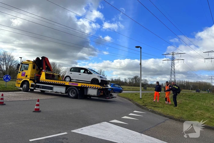 Brandweer haalt persoon uit te water geraakte auto