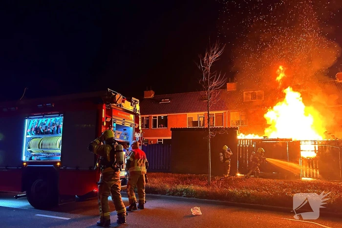 Metershoge vlammen slaan uit achtertuin