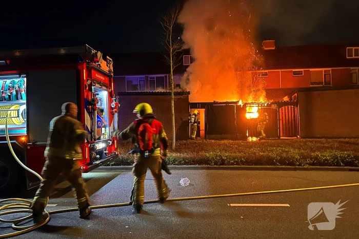 Metershoge vlammen slaan uit achtertuin