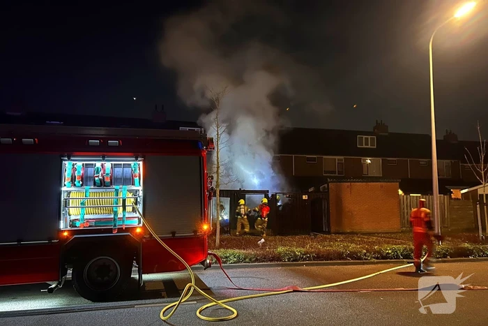 Metershoge vlammen slaan uit achtertuin