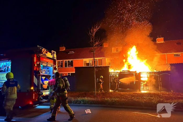Metershoge vlammen slaan uit achtertuin