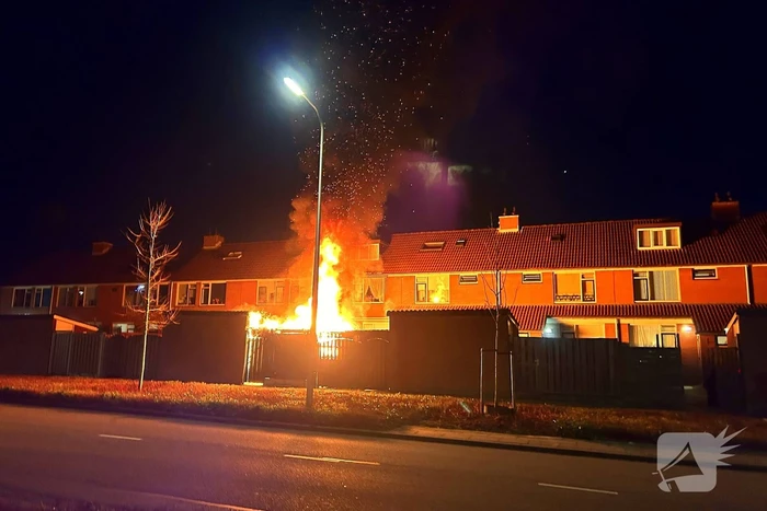 Metershoge vlammen slaan uit achtertuin