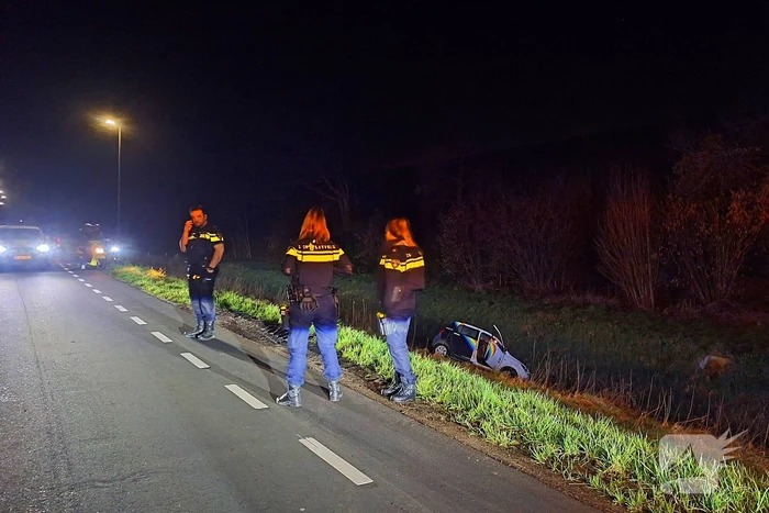 Dronken automobilist belandt onderaan dijk