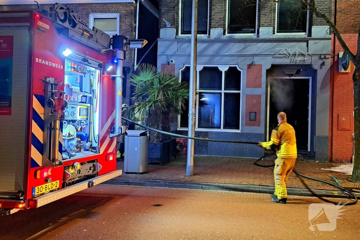Rookwolken trekken over stad door zeer grote brand