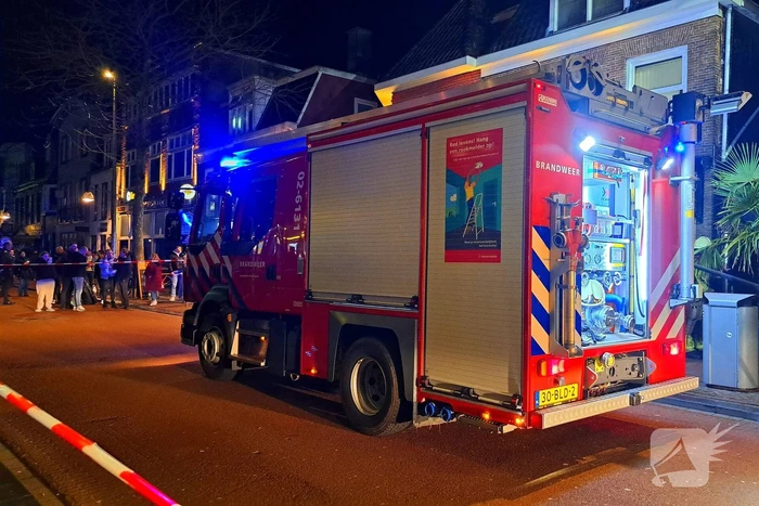 Rookwolken trekken over stad door zeer grote brand