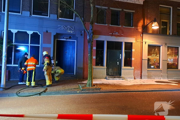 Rookwolken trekken over stad door zeer grote brand