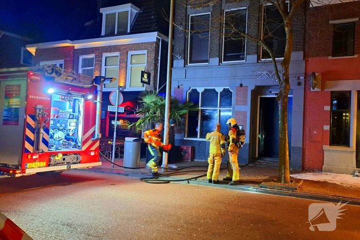 Rookwolken trekken over stad door zeer grote brand