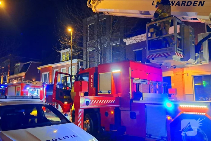 Rookwolken trekken over stad door zeer grote brand